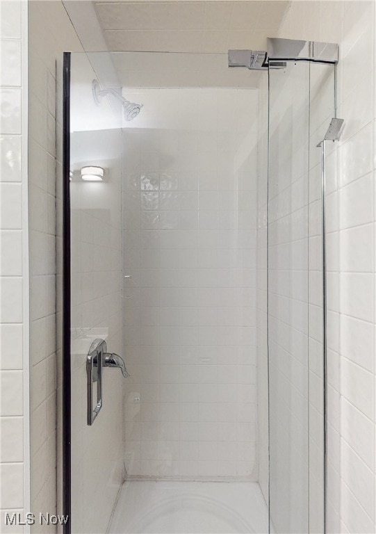 bathroom featuring a tile shower