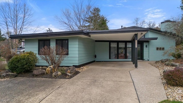 view of front of home featuring a carport