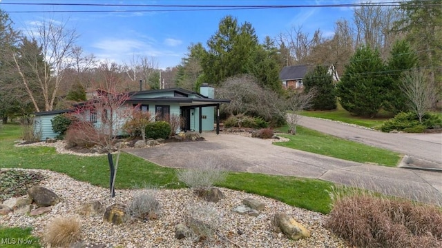 view of front of home featuring a front lawn