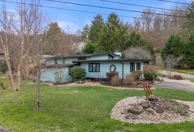 view of front of house featuring a front lawn