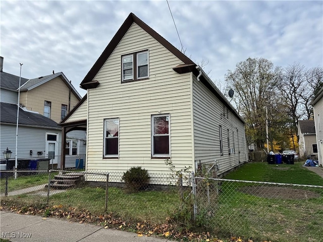 view of front of property featuring a front lawn