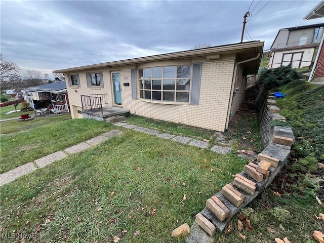 view of front of house with a front lawn