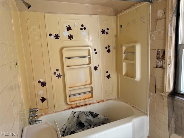 bathroom featuring a bathing tub