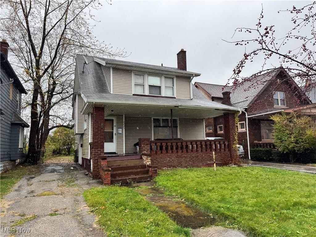 view of front of house featuring a front lawn and covered porch