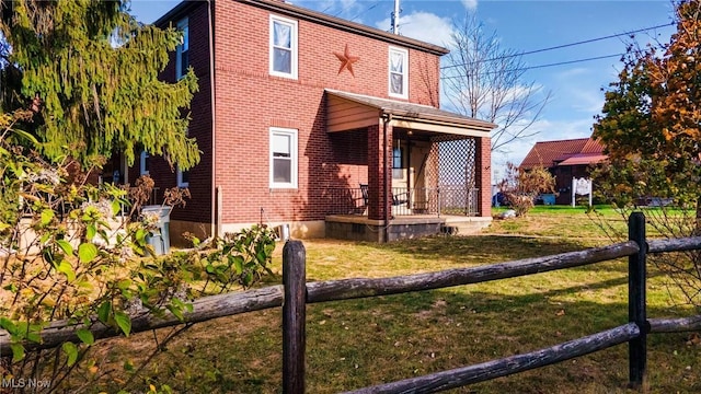 view of front property featuring a front lawn