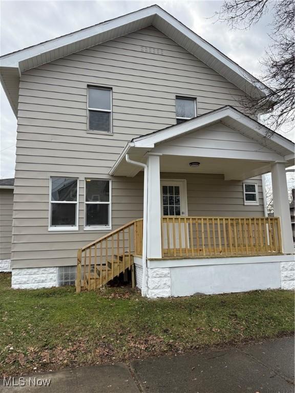 view of front of property featuring a porch