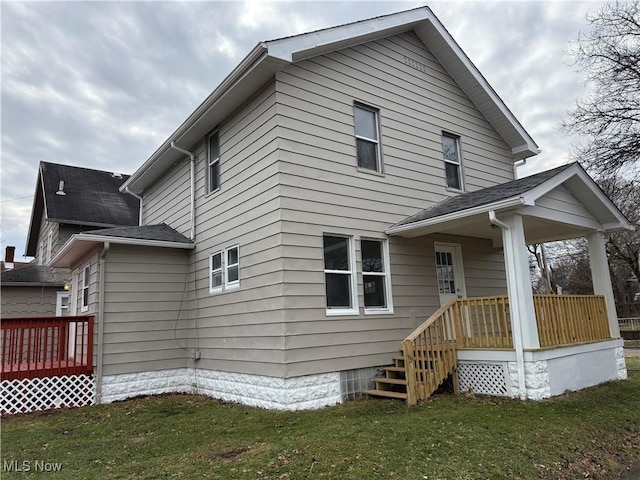 back of house featuring a yard