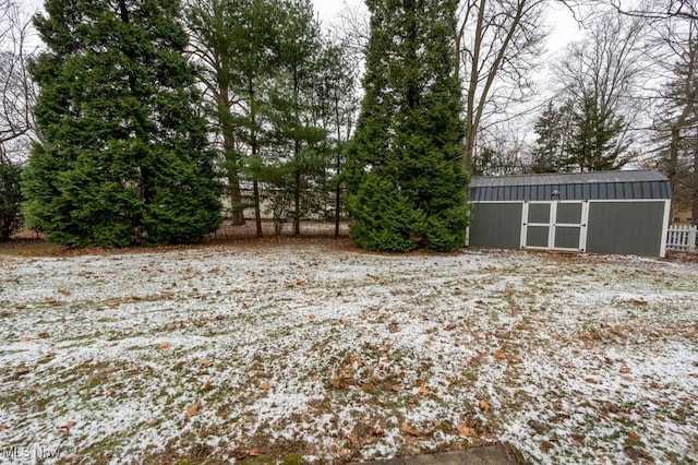 view of yard featuring a shed