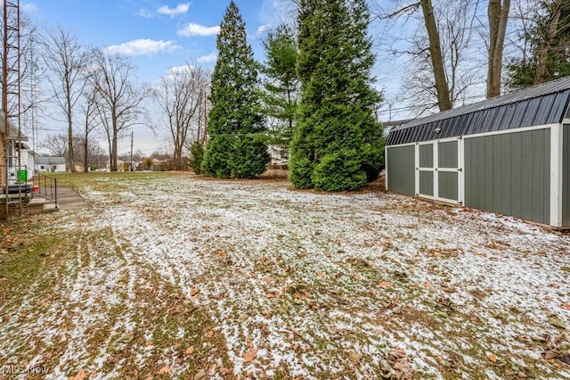 view of yard featuring a storage shed