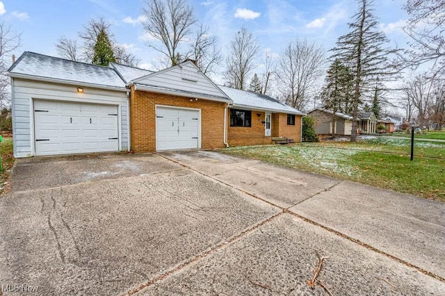 view of front of property featuring a garage and a front yard