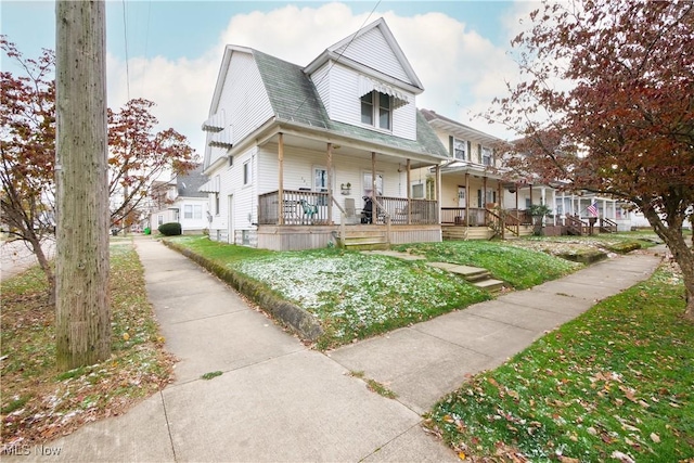 view of front facade featuring a porch and a front lawn