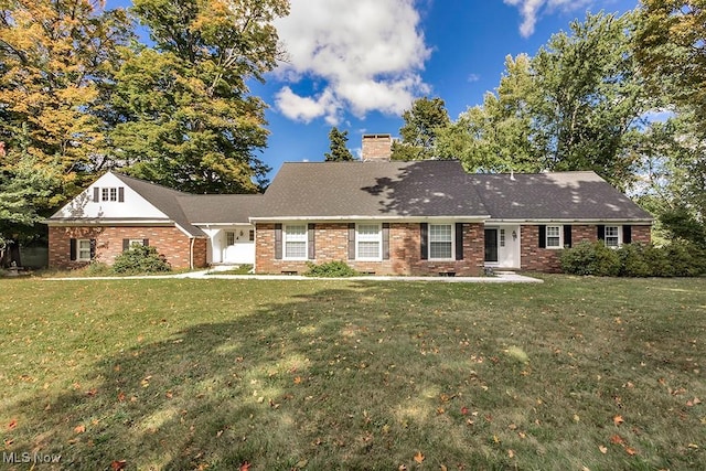 view of front of property featuring a front lawn