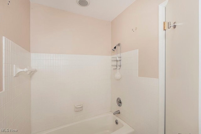 bathroom featuring tiled shower / bath