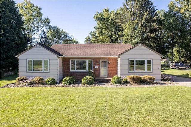 ranch-style home featuring a front lawn