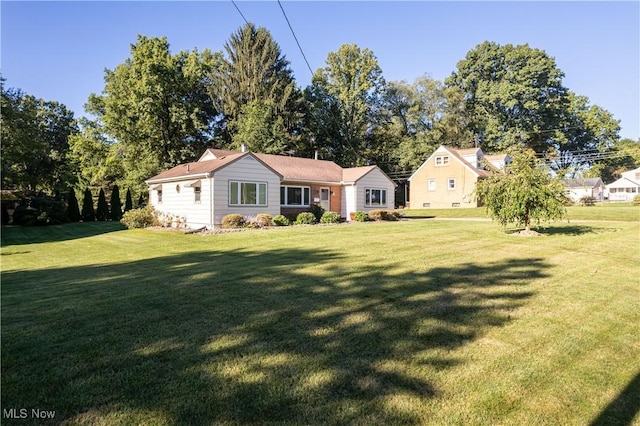 view of front of home featuring a front lawn