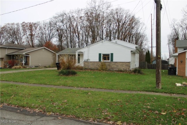 view of front of property featuring a front yard