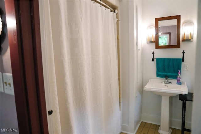 bathroom featuring a shower with curtain