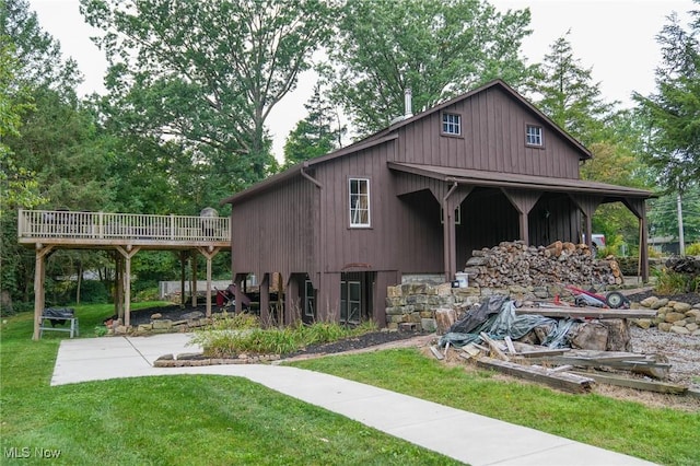 view of front facade with a deck and a front lawn