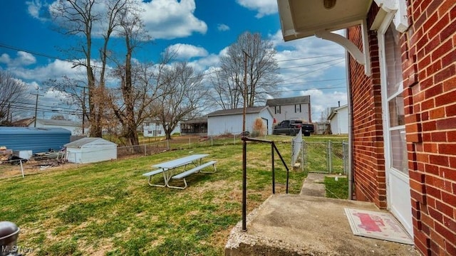 view of yard with an outbuilding