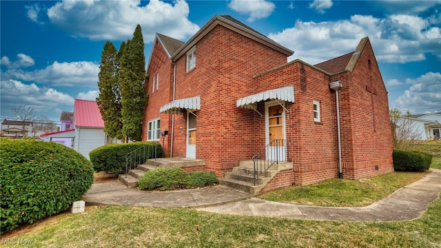 view of front facade featuring a front yard