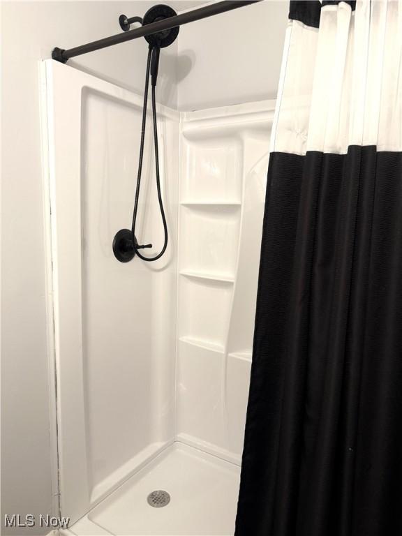 bathroom featuring a shower with shower curtain