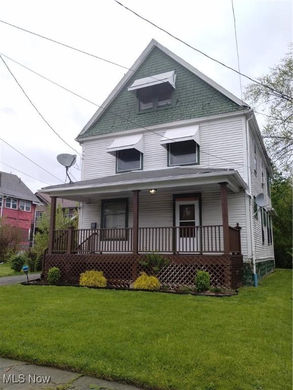 view of front of property featuring covered porch and a front yard