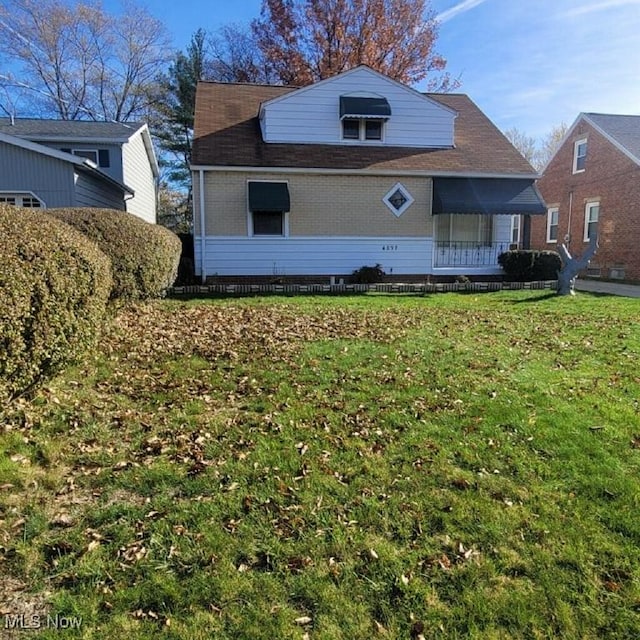 view of front of house featuring a front lawn