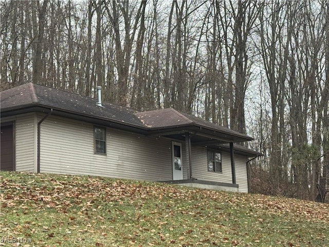 view of front of house featuring a front lawn