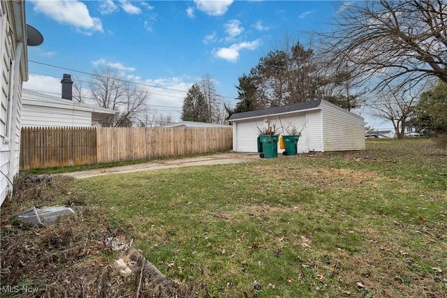 view of yard with an outbuilding