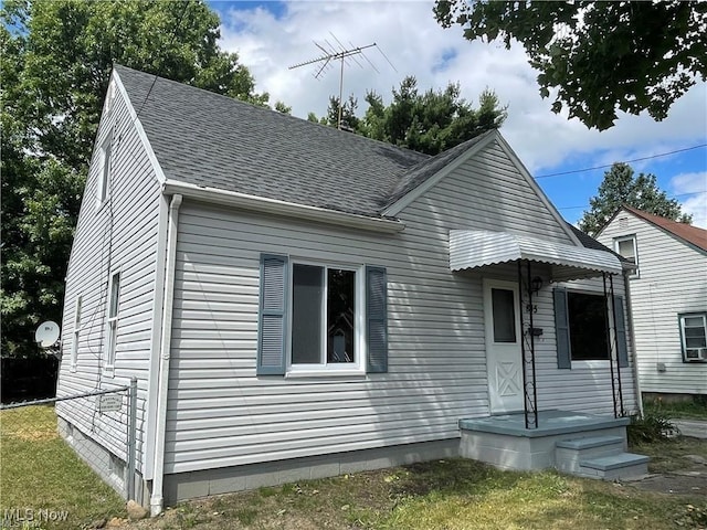 view of front facade featuring a front lawn