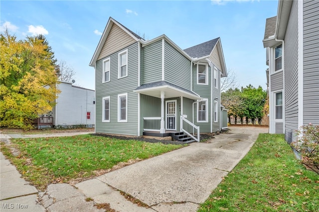 view of front facade featuring a front yard