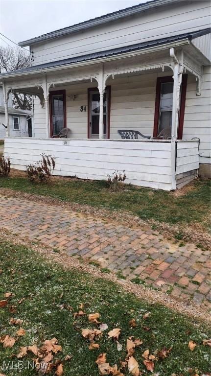 view of front of house featuring covered porch