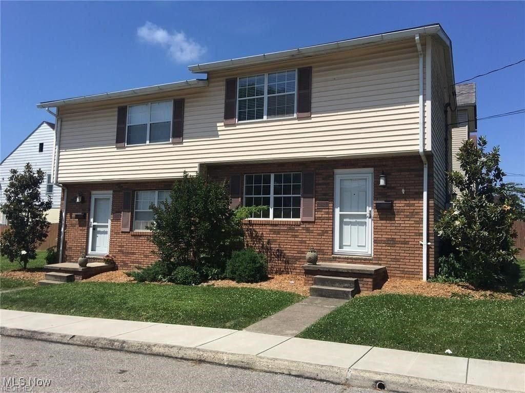 view of front of house with a front lawn