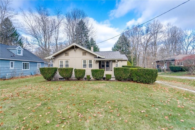 view of front of home featuring a front lawn