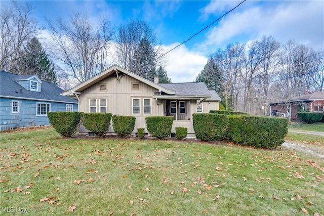 view of front of home featuring a front lawn