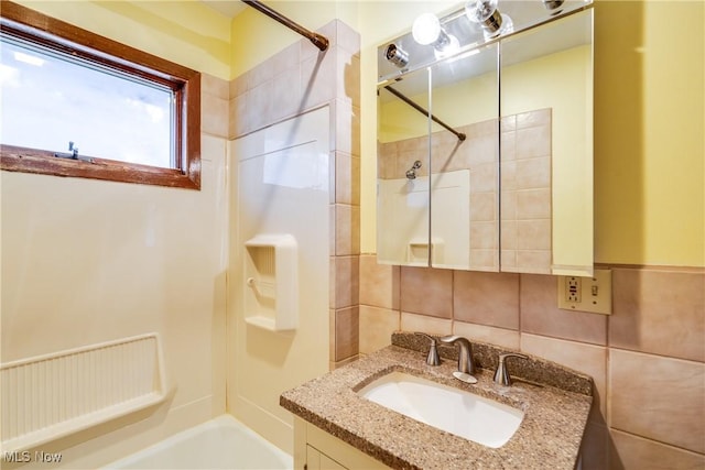 bathroom with vanity and tiled shower / bath