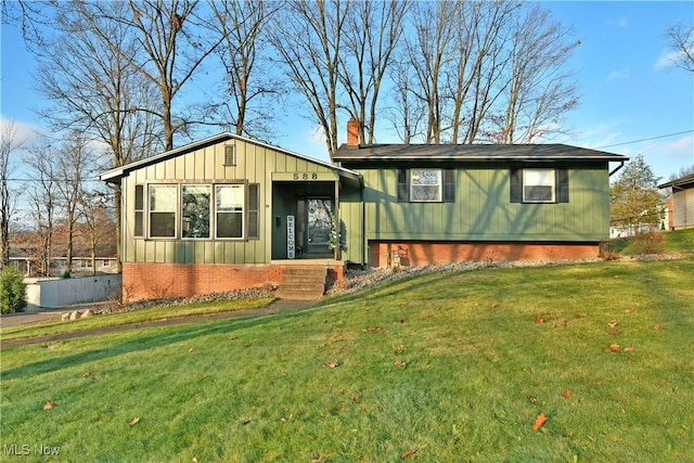 view of front facade with a front lawn