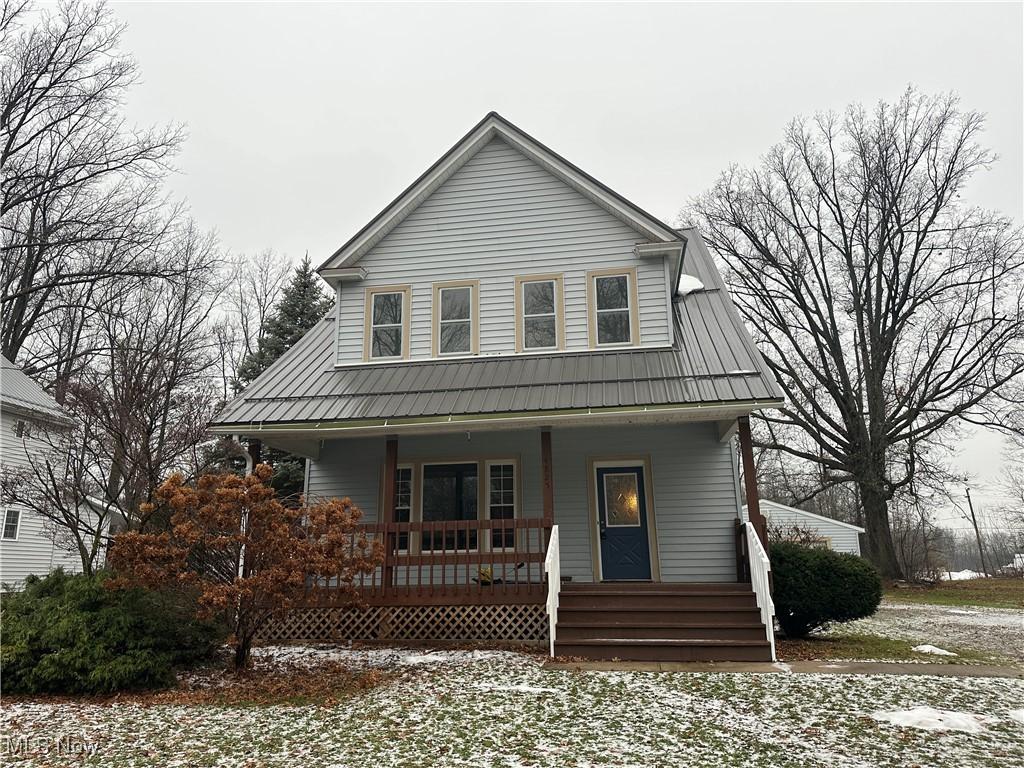 view of front of home featuring covered porch