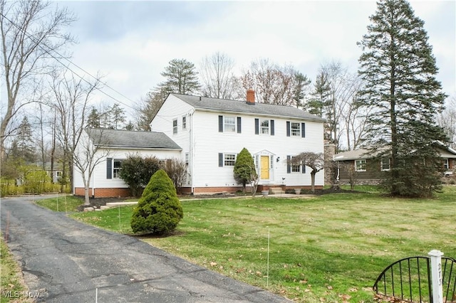 view of front of home featuring a front lawn