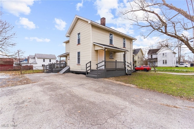 view of front property featuring a front yard