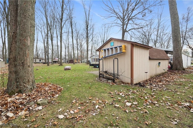 view of yard with an outdoor structure