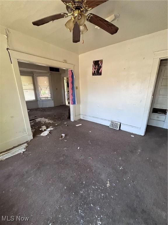 unfurnished room with ceiling fan