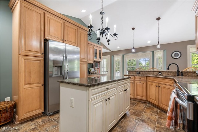 kitchen with a center island, sink, hanging light fixtures, stainless steel appliances, and lofted ceiling