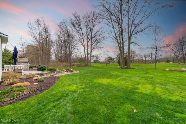 view of yard at dusk