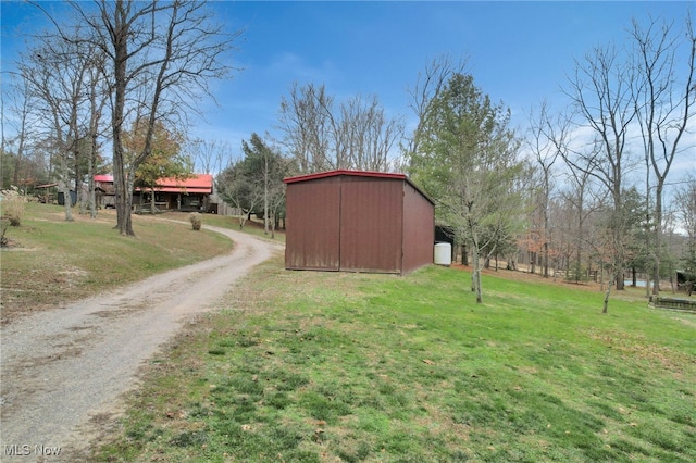 view of yard featuring an outbuilding