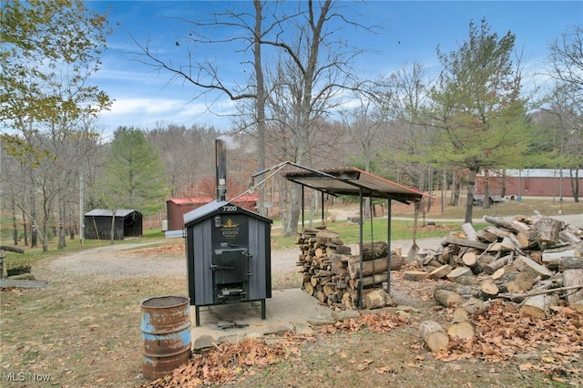 view of yard with a shed