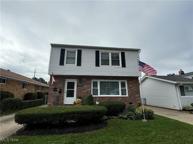 front facade featuring a front yard