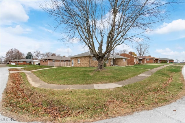 view of front of property featuring a front yard