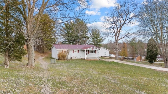 view of front facade with a front lawn and covered porch