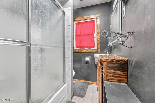 bathroom featuring toilet and enclosed tub / shower combo